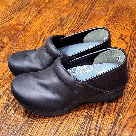 Dansko Black XP 2.0 Black Waterproof Pull Up Professional Work Clogs, Size 35 - Picture 2 of 12